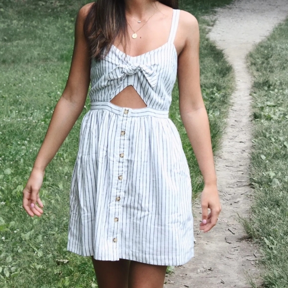 Abercrombie & Fitch Dresses & Skirts - A&F Front Knotted Dress